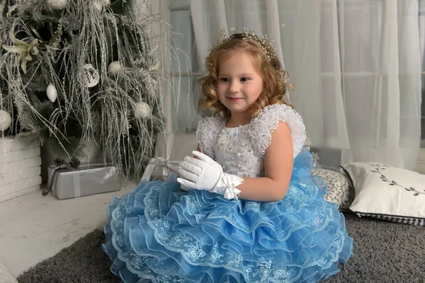 Kleine Prinzessin Blau Mit Weißem Eleganten Kleid Und Weißen Handschuhen — Stockfoto