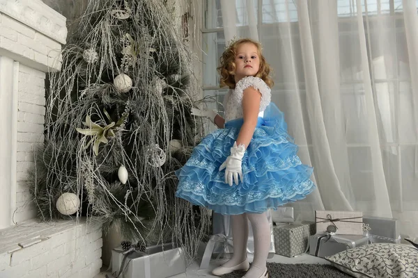 Молода Маленька Принцеса Синьому Кольорі Білою Елегантною Сукнею Білими Рукавичками — стокове фото