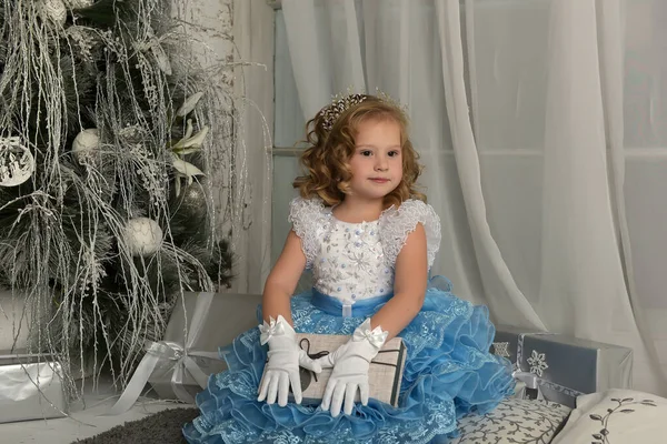 Jong Prinsesje Blauw Met Witte Elegante Jurk Witte Handschoenen Kerst — Stockfoto