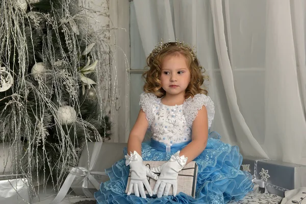 Princesita Joven Azul Con Vestido Elegante Blanco Guantes Blancos Navidad — Foto de Stock