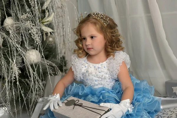 Princesita Joven Azul Con Vestido Elegante Blanco Guantes Blancos Navidad — Foto de Stock