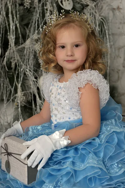 白いエレガントなドレスとクリスマスの白い手袋と青の若い小さな王女 — ストック写真