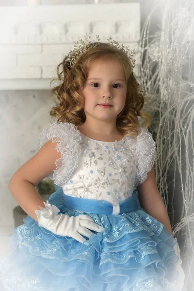 Princesita Joven Azul Con Vestido Elegante Blanco Guantes Blancos Navidad —  Fotos de Stock