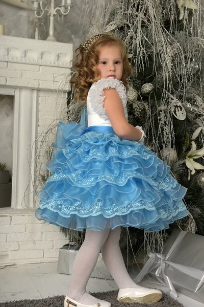 Princesita Joven Azul Con Vestido Elegante Blanco Guantes Blancos Navidad — Foto de Stock