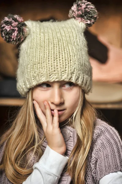 Blond Meisje Gebreide Kleding Een Hoed Met Pompons — Stockfoto