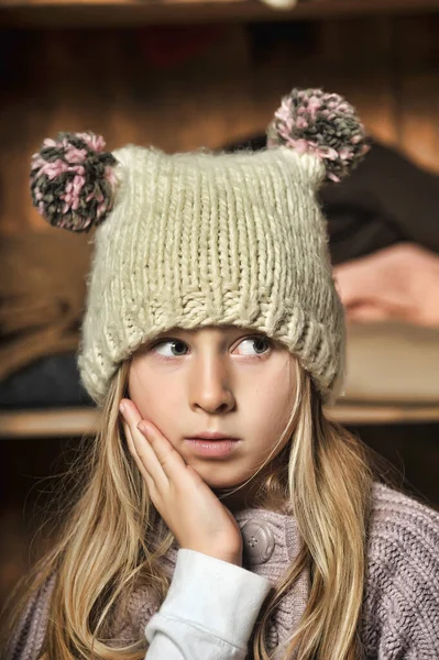 Blonde Fille Tricot Vêtements Chapeau Avec Des Pompons — Photo