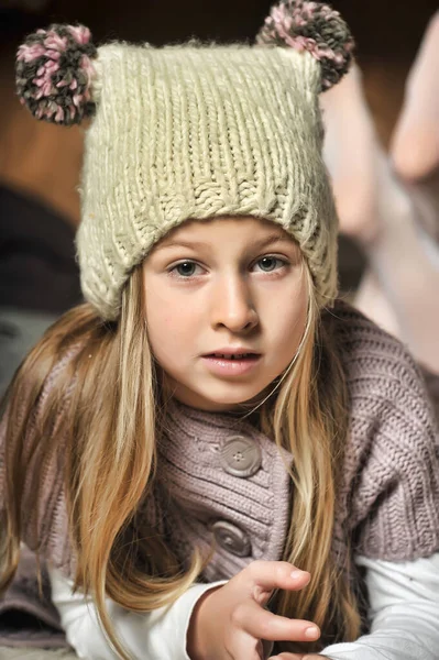 Blond Flicka Stickade Kläder Och Hatt Med Garnbollar — Stockfoto