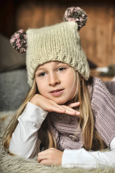 Blonde Fille Tricot Vêtements Chapeau Avec Des Pompons — Photo