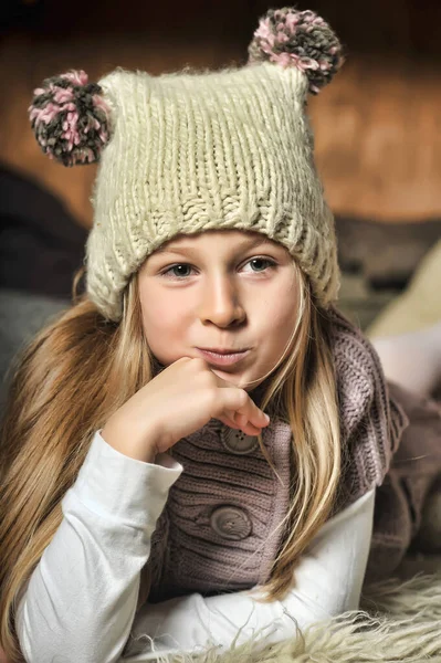 Blond Meisje Gebreide Kleding Een Hoed Met Pompons — Stockfoto