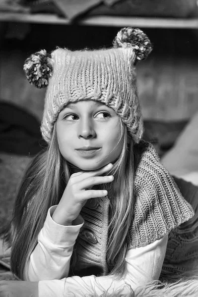 Blondes Mädchen Strickkleidung Und Hut Mit Bommeln — Stockfoto