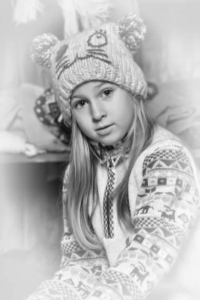 Blond Meisje Gebreide Kleding Een Hoed Met Pompons — Stockfoto