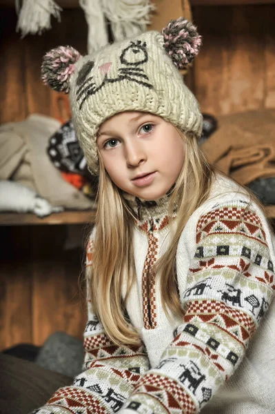 Blond Flicka Stickade Kläder Och Hatt Med Garnbollar — Stockfoto