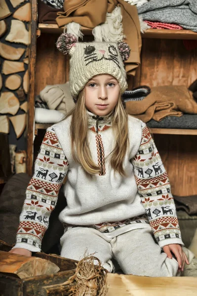 Blond Flicka Stickade Kläder Och Hatt Med Garnbollar — Stockfoto