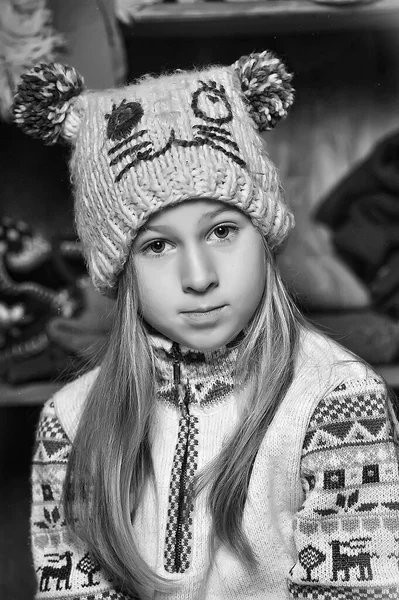 Blonde Fille Tricot Vêtements Chapeau Avec Des Pompons — Photo