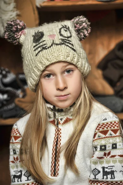 Blondes Mädchen Strickkleidung Und Hut Mit Bommeln — Stockfoto