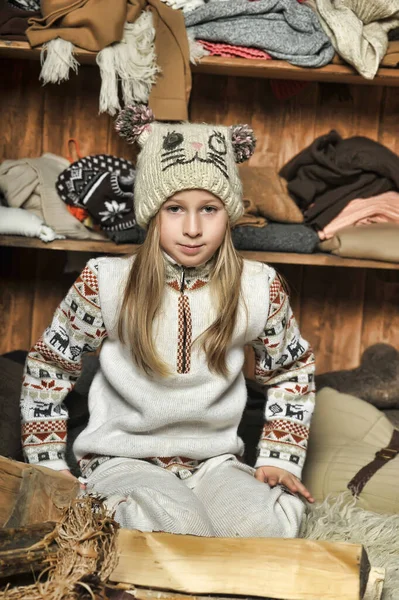 Blond Flicka Stickade Kläder Och Hatt Med Garnbollar — Stockfoto