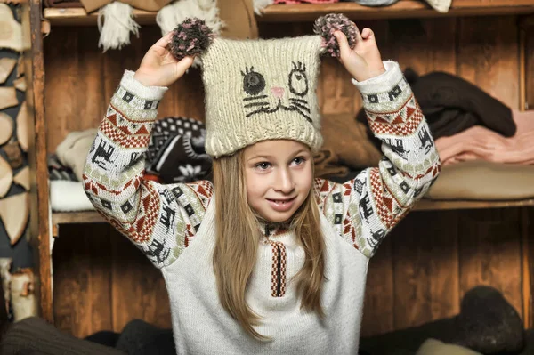 Menina Loira Roupas Malha Chapéu Com Pompons — Fotografia de Stock