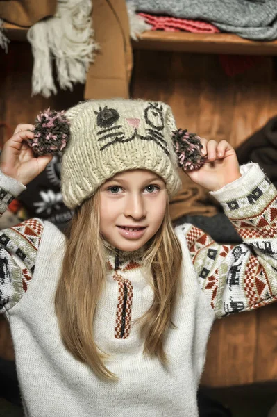 Blond Flicka Stickade Kläder Och Hatt Med Garnbollar — Stockfoto