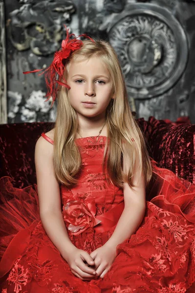 Menina Loira Vestido Elegante Vermelho Com Grampo Cabelo Vermelho Seu — Fotografia de Stock