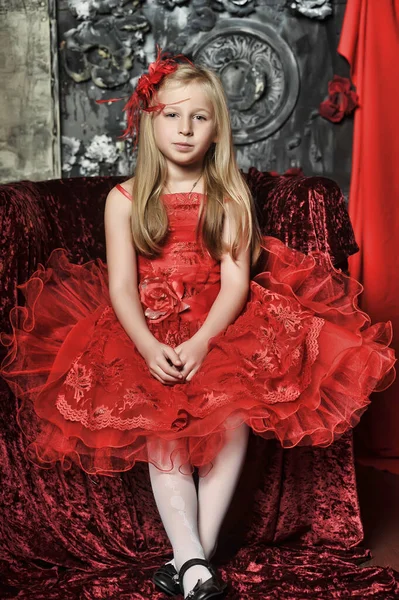 Блондинка Красном Элегантном Платье Красной Шпилькой Волосах Сидя Кресле Ретро — стоковое фото