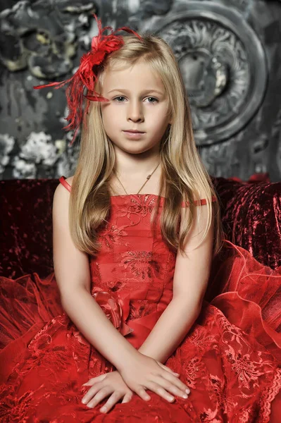 Blond Meisje Een Rode Elegante Jurk Met Een Rode Haarspeld — Stockfoto