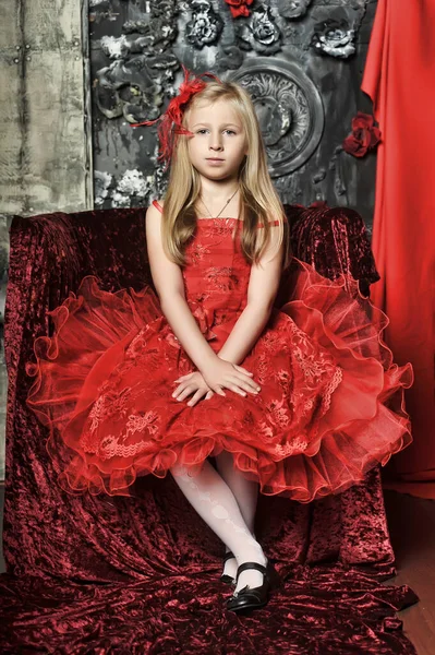 Блондинка Красном Элегантном Платье Красной Шпилькой Волосах Сидя Кресле Ретро — стоковое фото