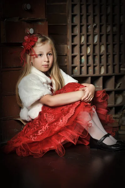 Блондинка Красном Элегантном Платье Красной Шпилькой Волосах Белый Меховой Плащ — стоковое фото