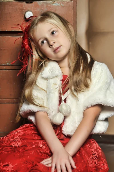 ブロンドの女の子で赤のエレガントなドレスで髪に赤いヘアピンと白い毛皮のケープレトロなスタイル — ストック写真