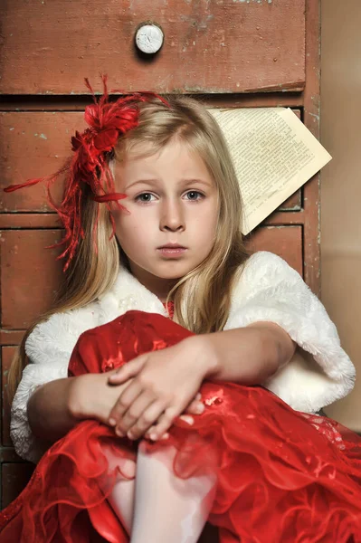 Menina Loira Vestido Elegante Vermelho Com Grampo Cabelo Vermelho Seu — Fotografia de Stock