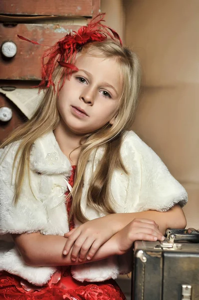 Fille Blonde Dans Une Robe Élégante Rouge Avec Une Épingle — Photo