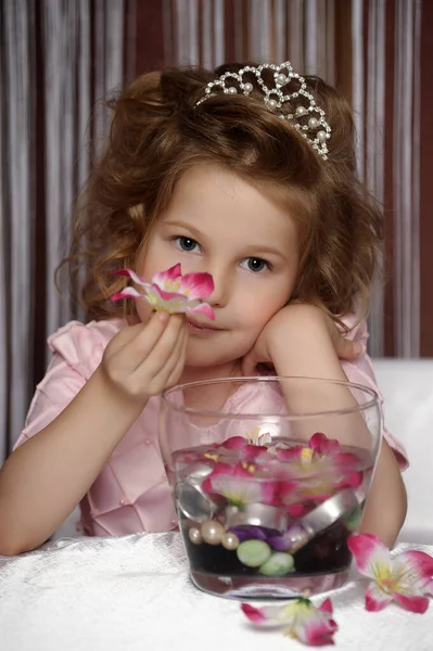 Портрет Красивої Маленької Дівчинки Рожевому — стокове фото