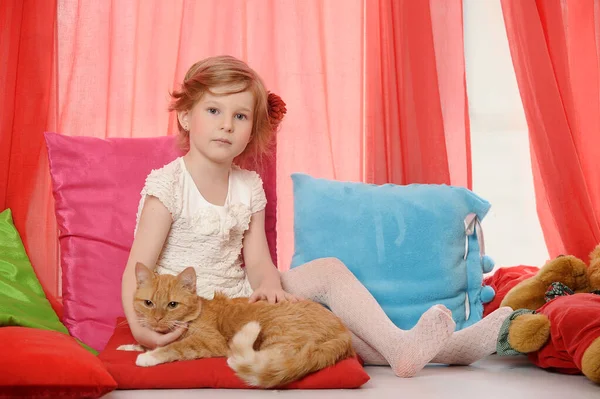 Klein Meisje Knuffelen Een Grote Rode Kat — Stockfoto