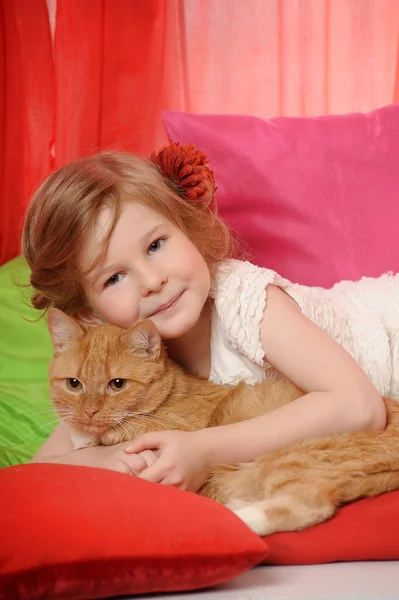 Bambina Che Abbraccia Grosso Gatto Rosso — Foto Stock