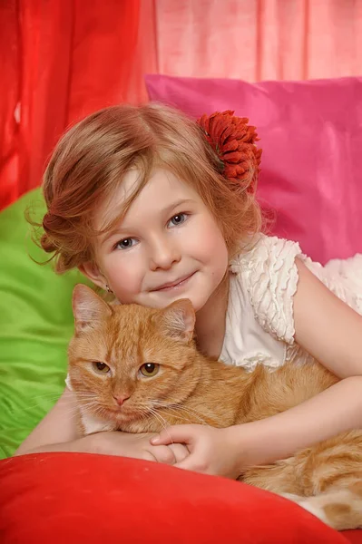 Niña Abrazando Gran Gato Rojo — Foto de Stock
