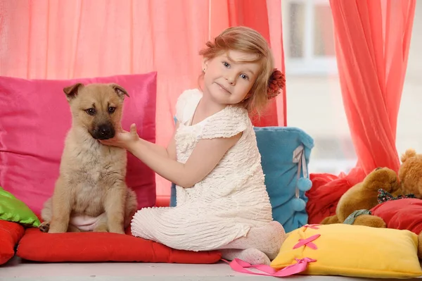 Klein Meisje Spelen Met Een Puppy Thuis — Stockfoto