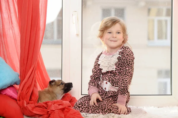 Klein Meisje Spelen Met Een Puppy Thuis — Stockfoto