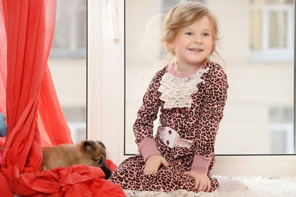 Niña Jugando Con Cachorro Casa — Foto de Stock