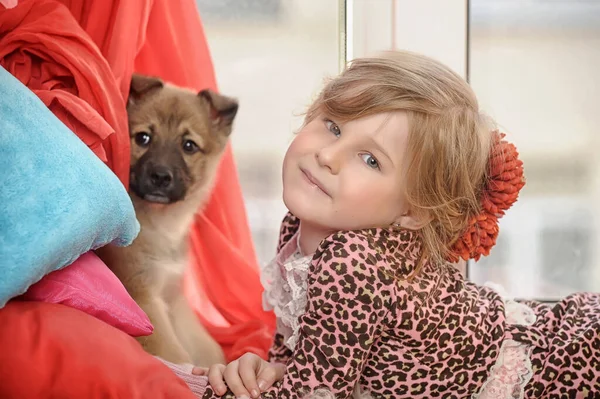 Klein Meisje Spelen Met Een Puppy Thuis — Stockfoto
