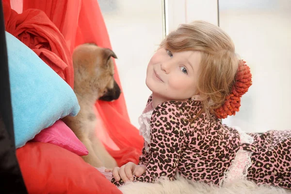 Klein Meisje Spelen Met Een Puppy Thuis — Stockfoto