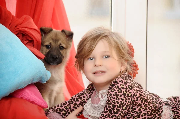 Klein Meisje Spelen Met Een Puppy Thuis — Stockfoto