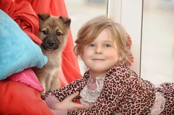 Klein Meisje Spelen Met Een Puppy Thuis — Stockfoto