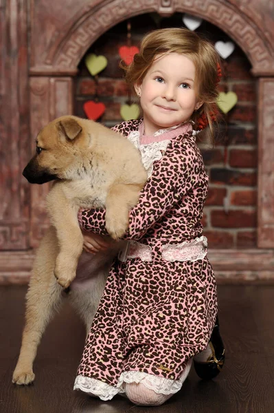 Klein Meisje Spelen Met Een Puppy Thuis — Stockfoto