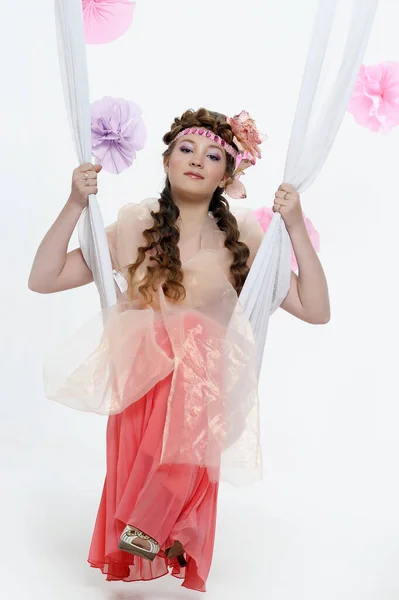 Portret Van Een Meisje Roze Met Een Mooi Kapsel Bloemen — Stockfoto