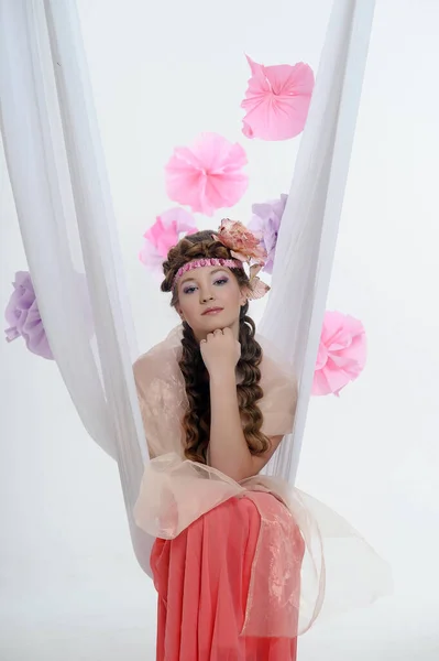 Retrato Uma Menina Rosa Com Belo Penteado Flores Seu Cabelo — Fotografia de Stock