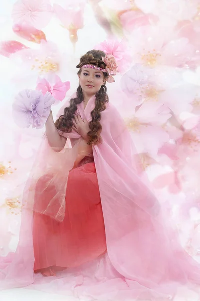 Portrét Dívky Růžové Krásným Účesem Květinami Vlasech — Stock fotografie