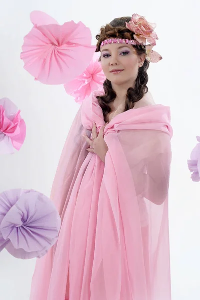 Portré Egy Lány Rózsaszín Egy Gyönyörű Frizura Virágok Hajában — Stock Fotó