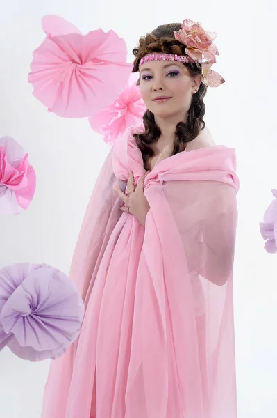 Portrait Une Fille Rose Avec Une Belle Coiffure Des Fleurs — Photo