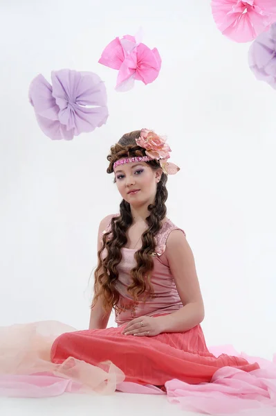 Portret Van Een Meisje Roze Met Een Mooi Kapsel Bloemen — Stockfoto