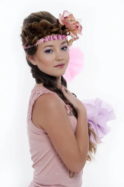 Portret Van Een Meisje Roze Met Een Mooi Kapsel Bloemen — Stockfoto