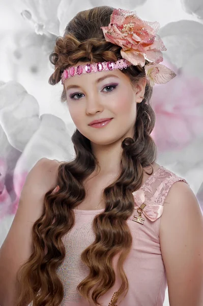 Porträtt Flicka Rosa Med Vacker Frisyr Och Blommor Håret — Stockfoto